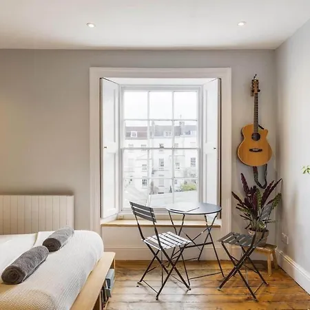 Stylish Flat On Beautiful Clifton Street Parking Lejlighed