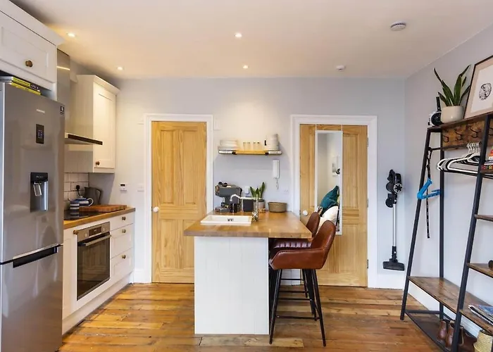 Apartment Stylish Flat On Beautiful Clifton Street Parking *