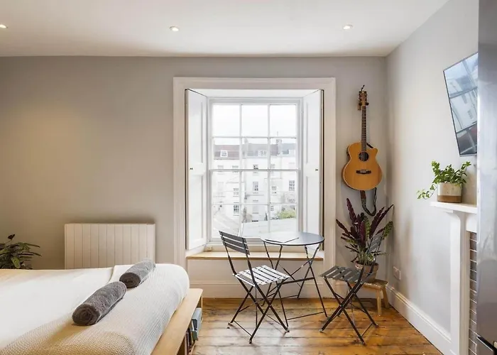 Stylish Flat On Beautiful Clifton Street Parking Apartment