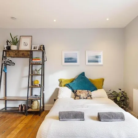 Stylish Flat On Beautiful Clifton Street Parking Apartman
