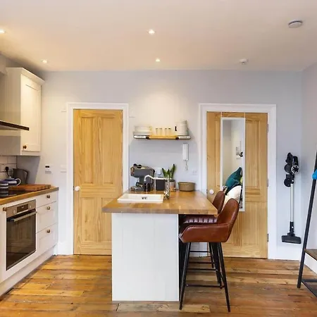 Daire Stylish Flat On Beautiful Clifton Street Parking *