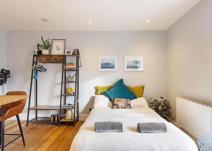 Stylish Flat On Beautiful Clifton Street Parking Apartman